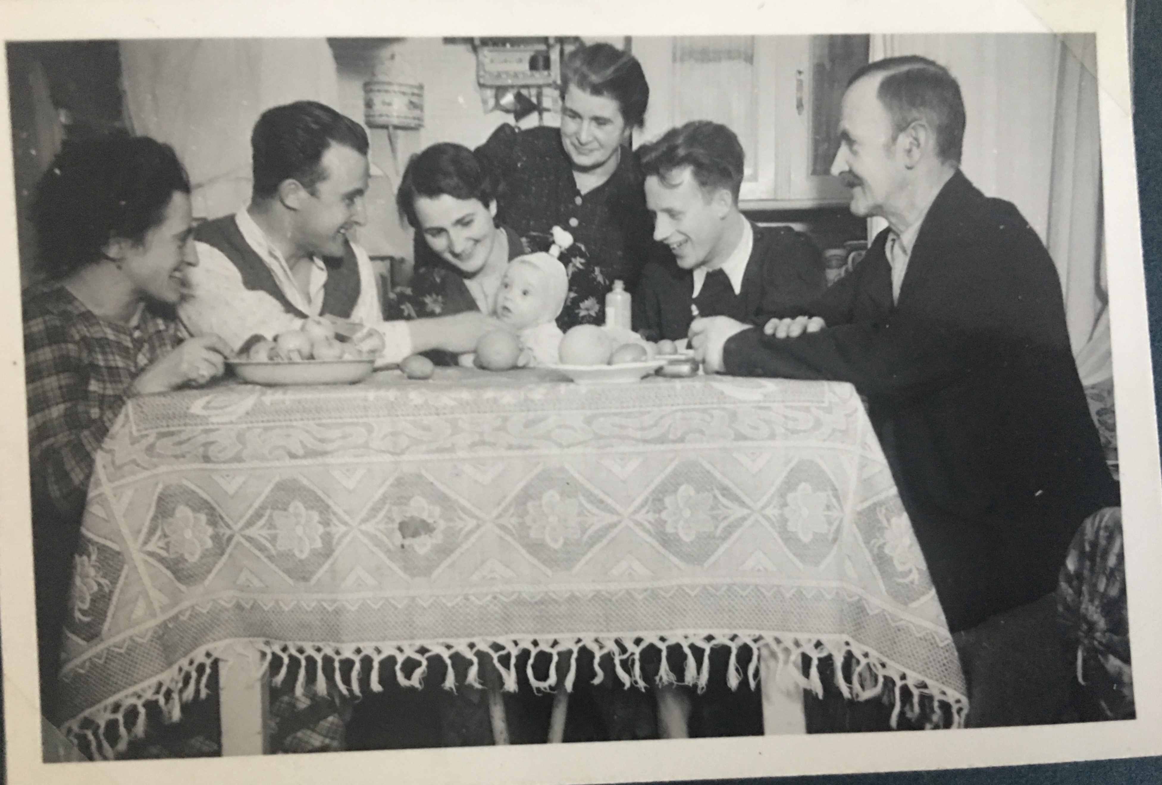 Herti im Kreise der Familie (1939)