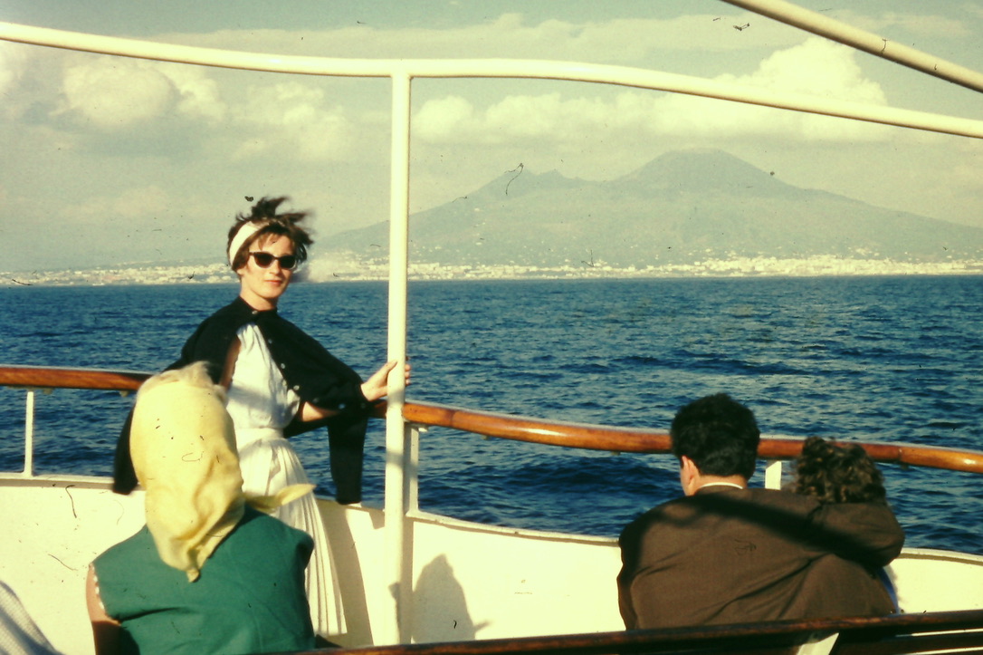 Herta auf Schiff von Neapel nach Capri vor dem Vesuv (1962)