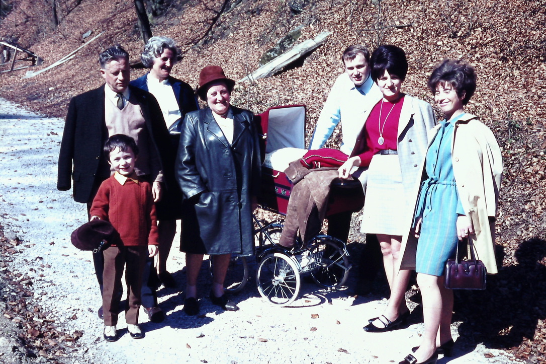 Familie mit Kinderwagen Sabine auf der Pferdeeisenbahnpromenad (1969)
