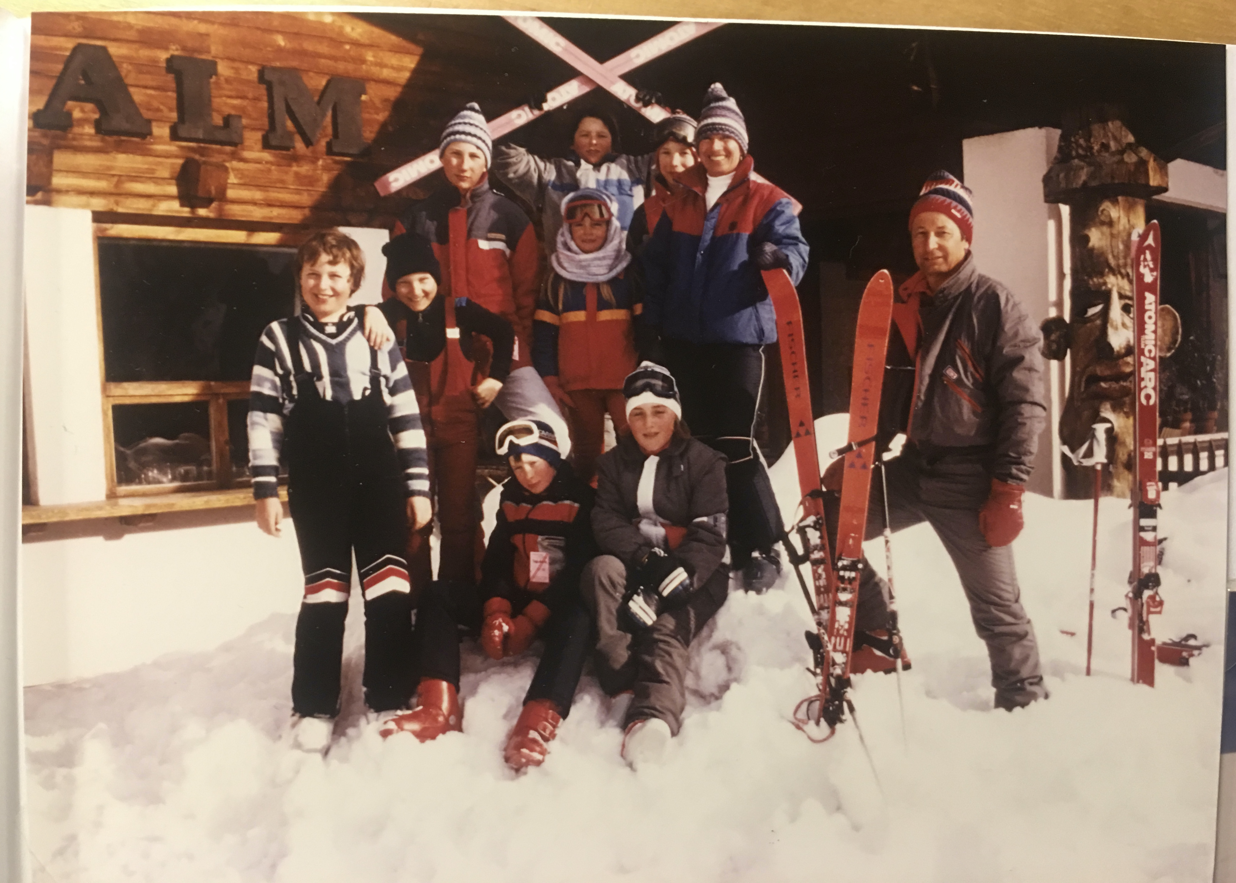 Herta mit ihrer Kindergruppe, und Erwin als Helfer, vor der Sch&ouml;nmoos Alm in Krimml (1980-er Jahre)