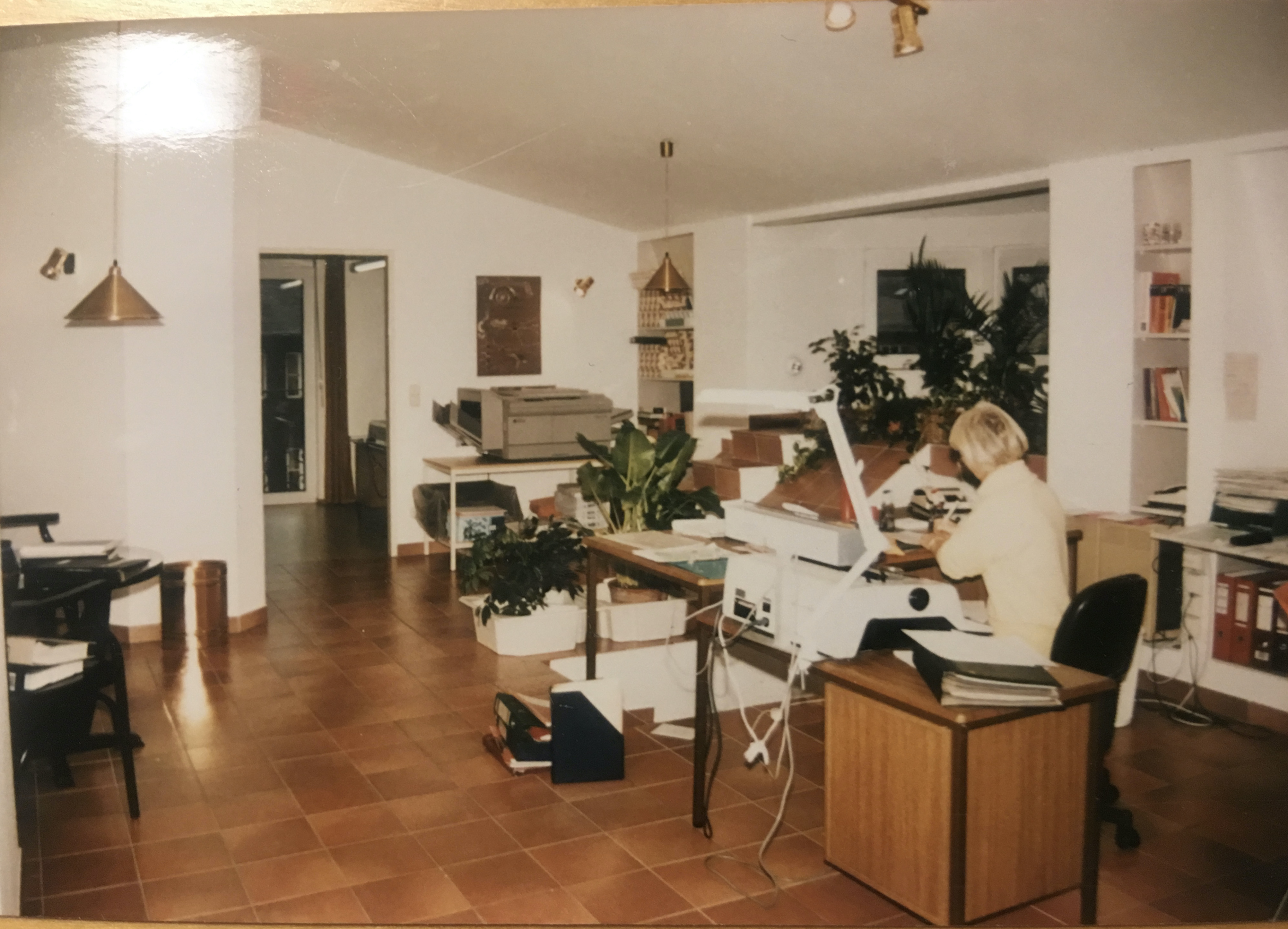 Herta arbeitet im B&uuml;ro des Institutes f&uuml;r Technologie von Dr. Sternad in Linz (fr&uuml;he 1980-er Jahre)