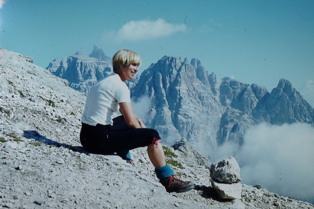 Herta sitzt vor dem Hintergrund des Paternkofels in den S&uuml;dtiroler Dolomiten