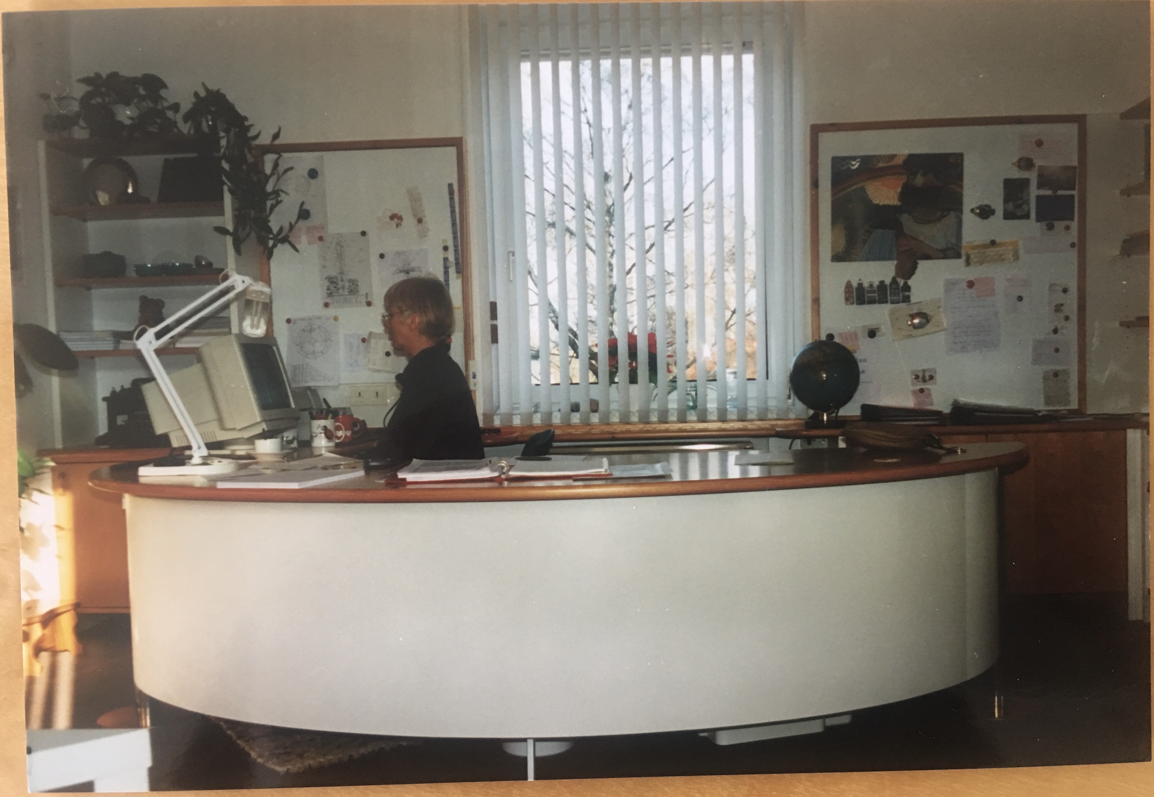 Mutter in ihrem B&uuml;ro in der H&auml;ndlstrasse in Linz (~1995)