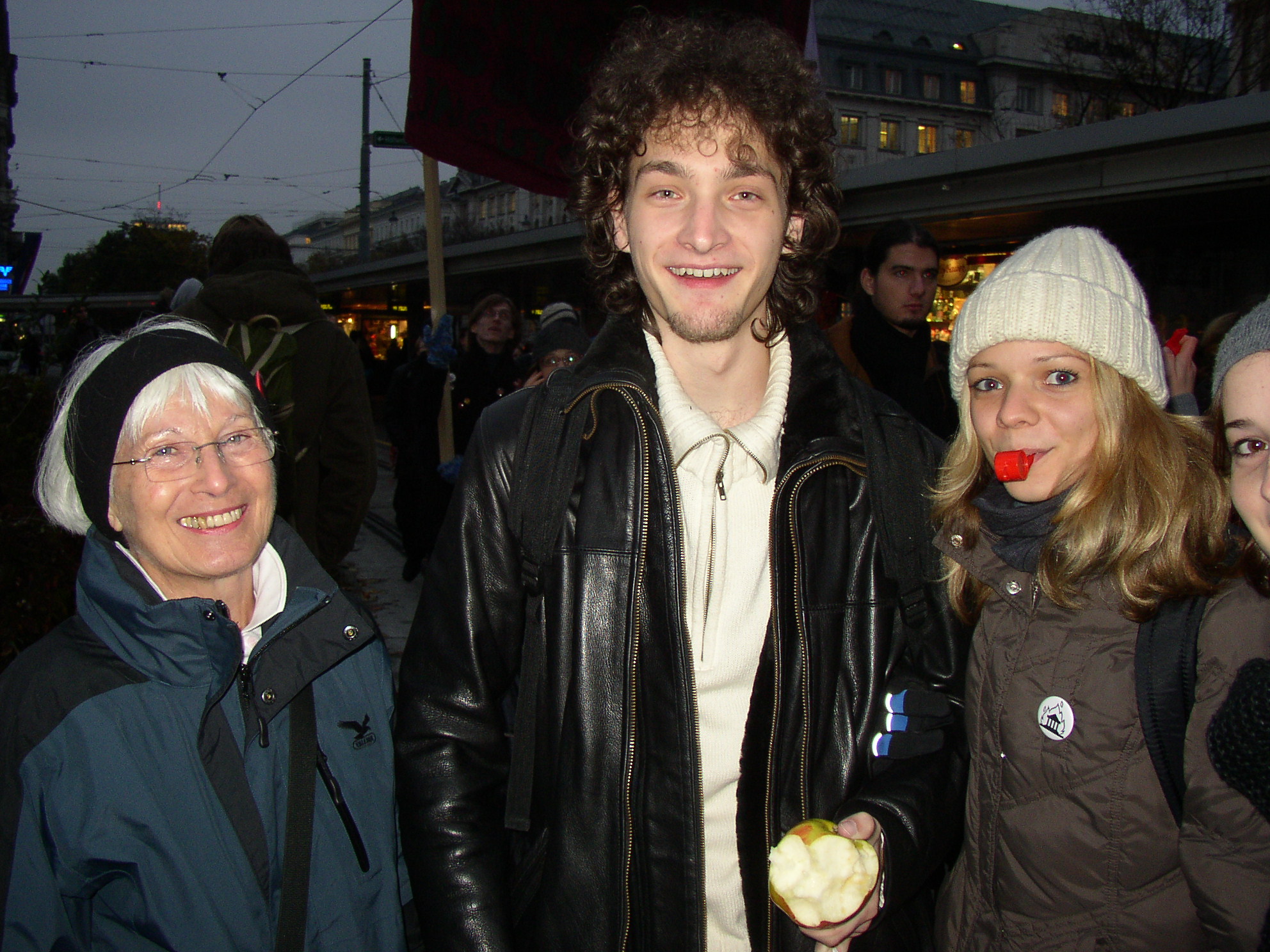 Herta with Roman and Elisabeth at the ``Unibrennt'' Studentendemonstrationen (2009)