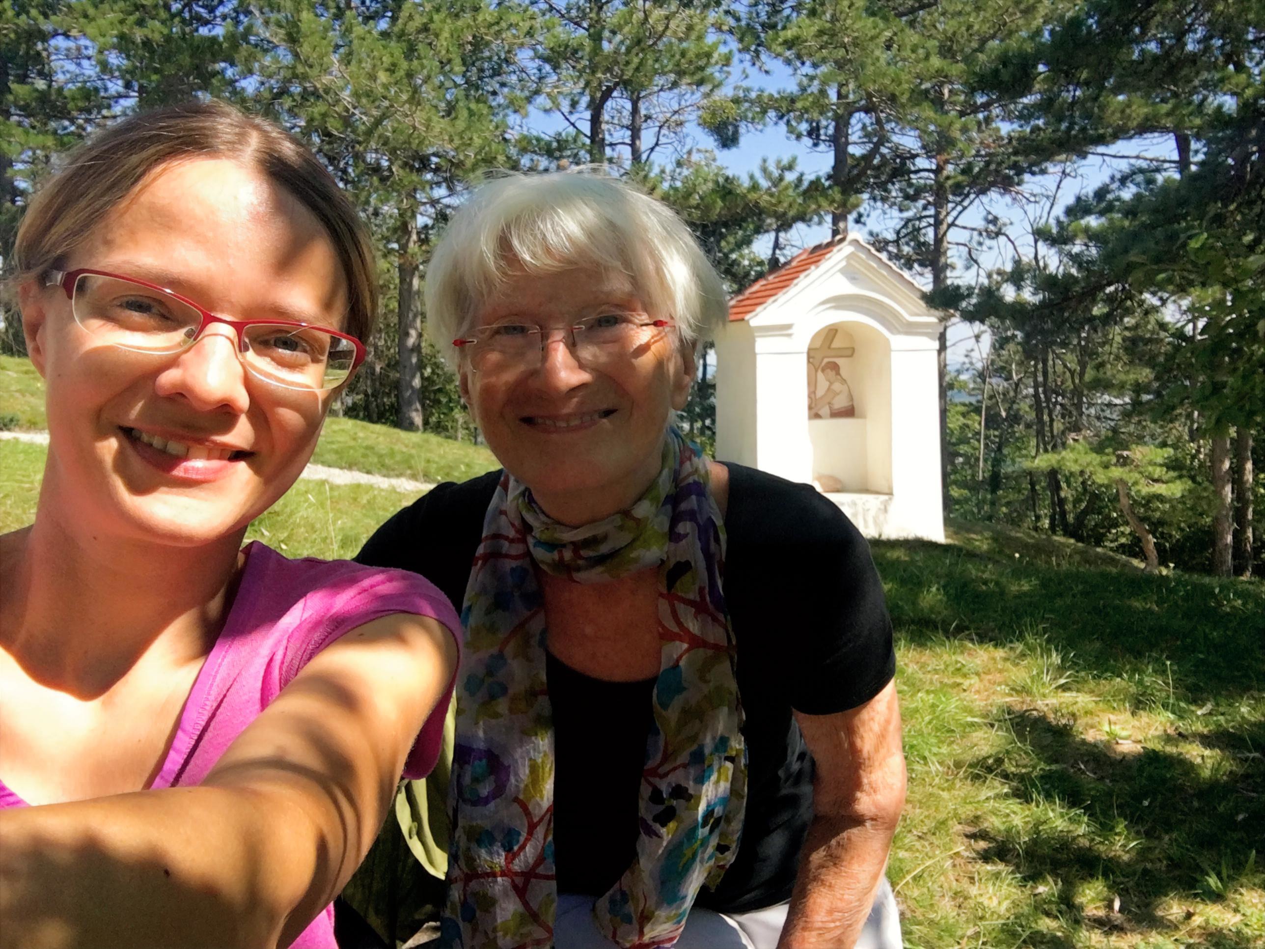 Herta und Elisabeth nahe der Wetterkreuzkirche in Furth G&ouml;ttweig