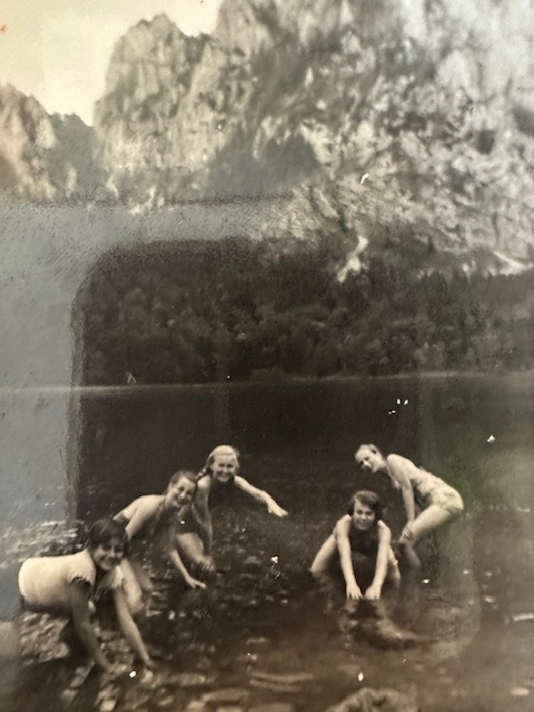 Mutter mit Schulkolleginnen bei Schulausflug im Wasser vom Laudachsee (zweite von links) (1954)