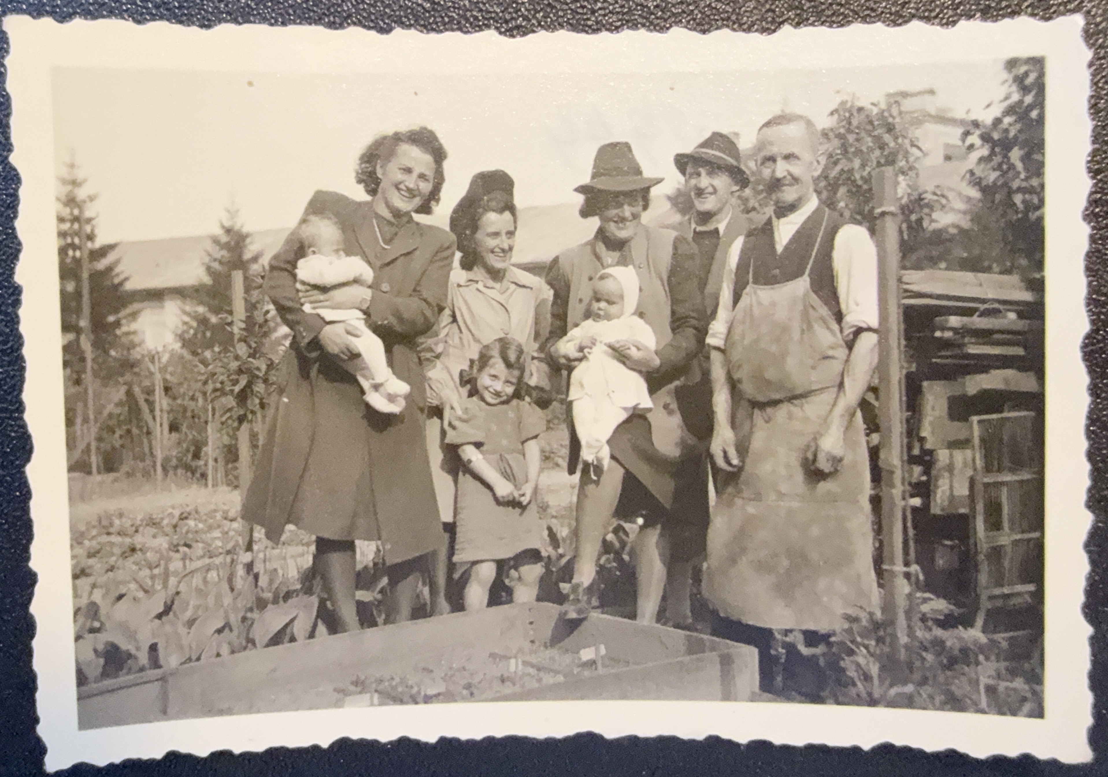 Familie im Garten des Grossvaters (1944)