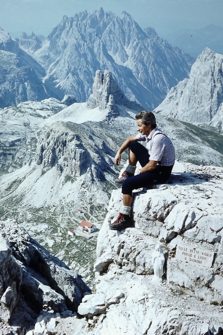 Erwin auf dem Gipfel des Paternkofels mit unten sichtbar die Drei-Zinnen-Hütte und der Toblinger Knoten