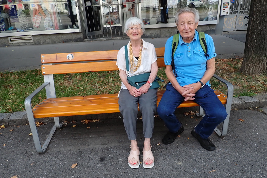 Erwin und Herta auf einer Bank sitzend