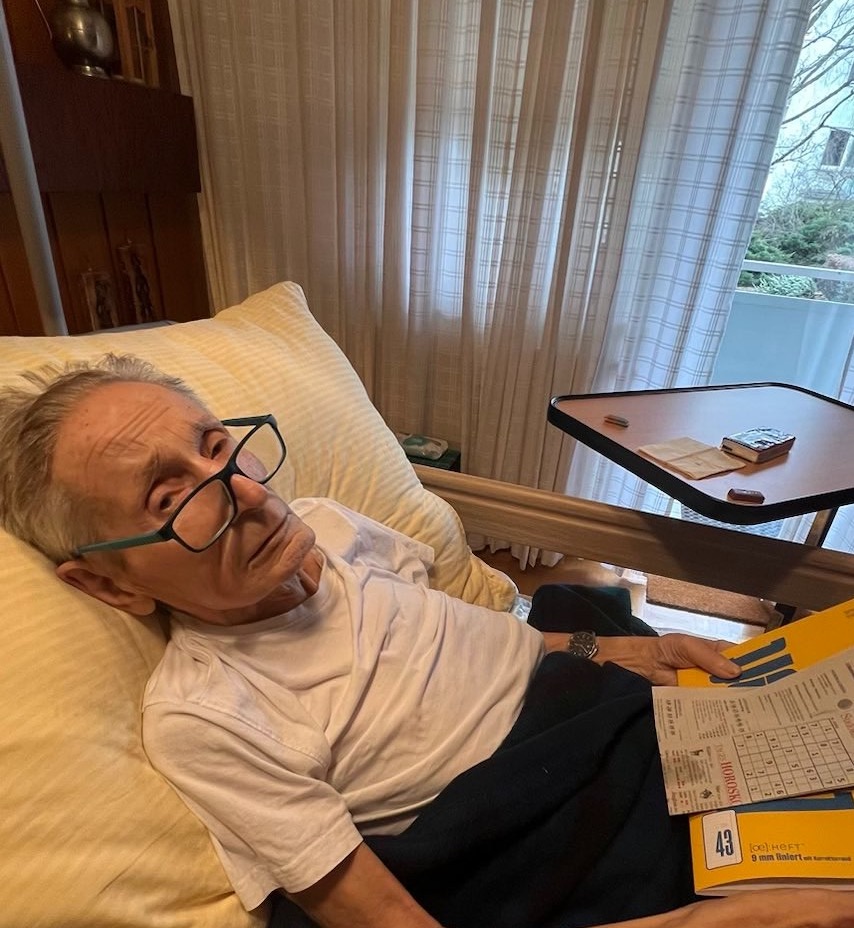 Erwin am Krankenbett mit Sudoku