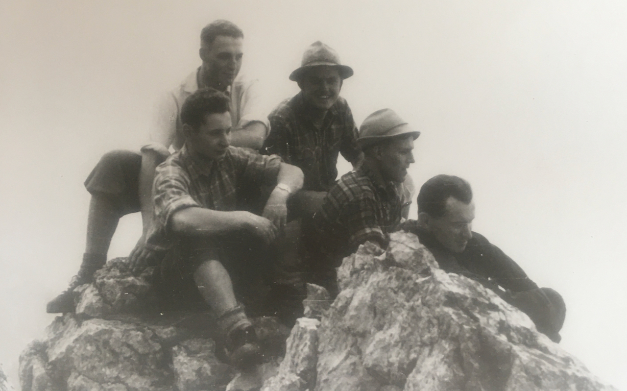 Erwin mit Gruppe Kletterer nach der Durchsteigung des Traunkirchnerkogel-Nordpfeilers in den 1950-er Jahren